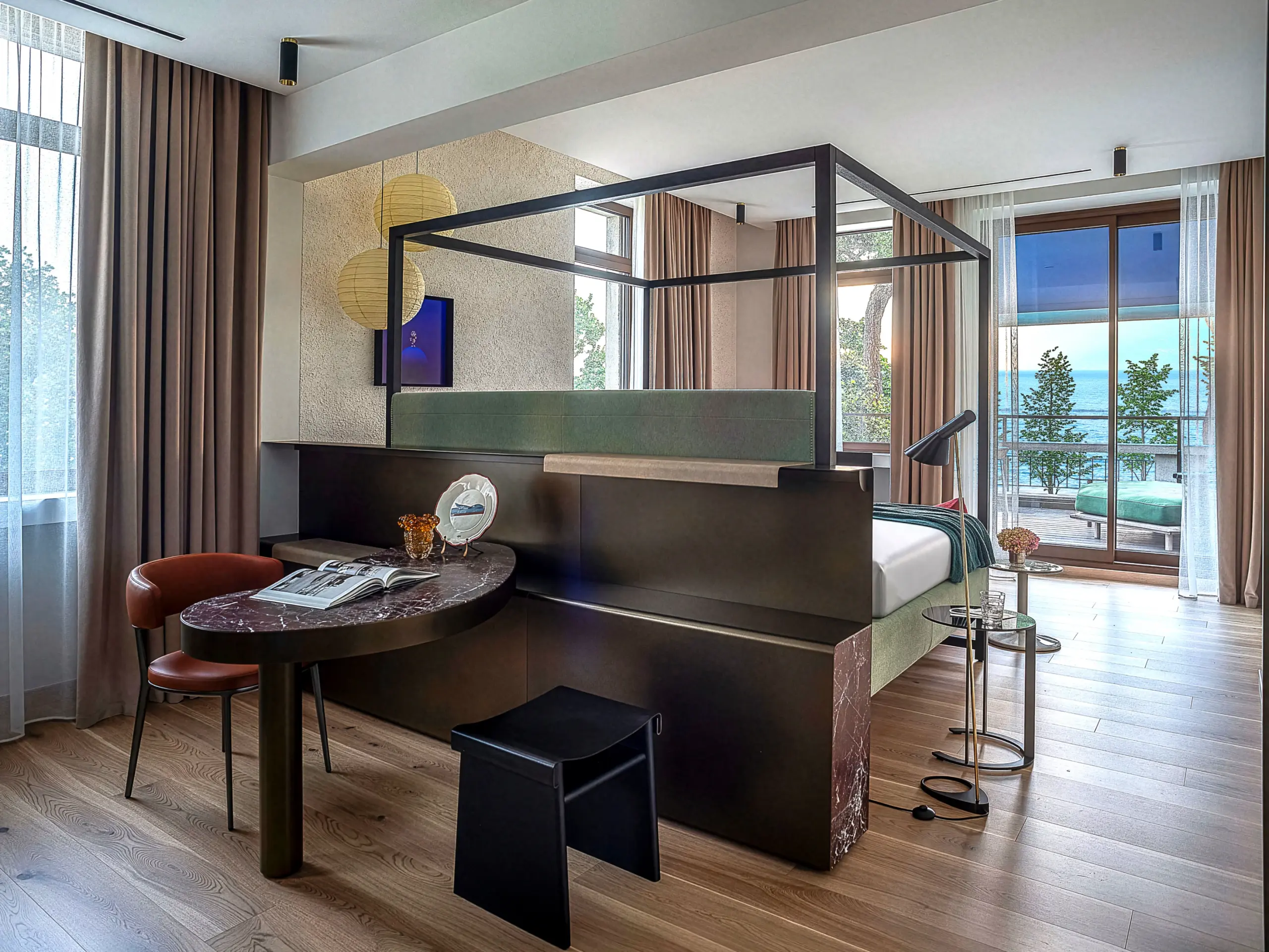 suite with canopy bed and sofa, front view, at Park Hotel