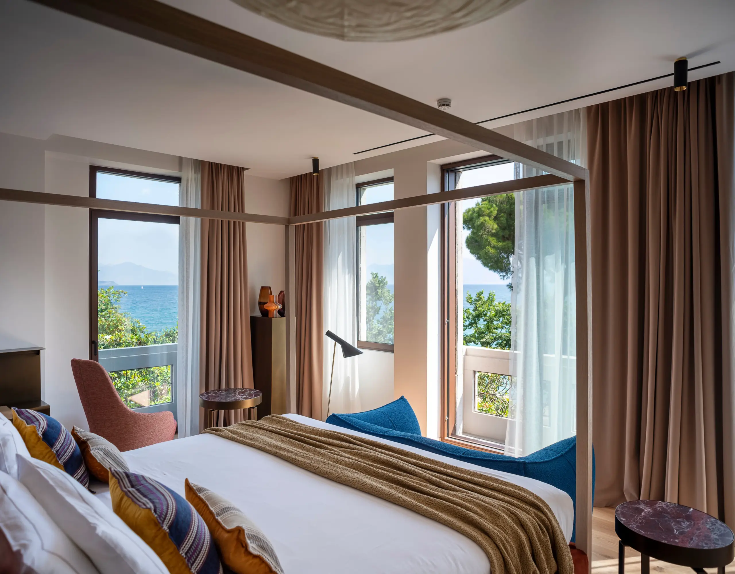 suite with lake view windows at Park Hotel