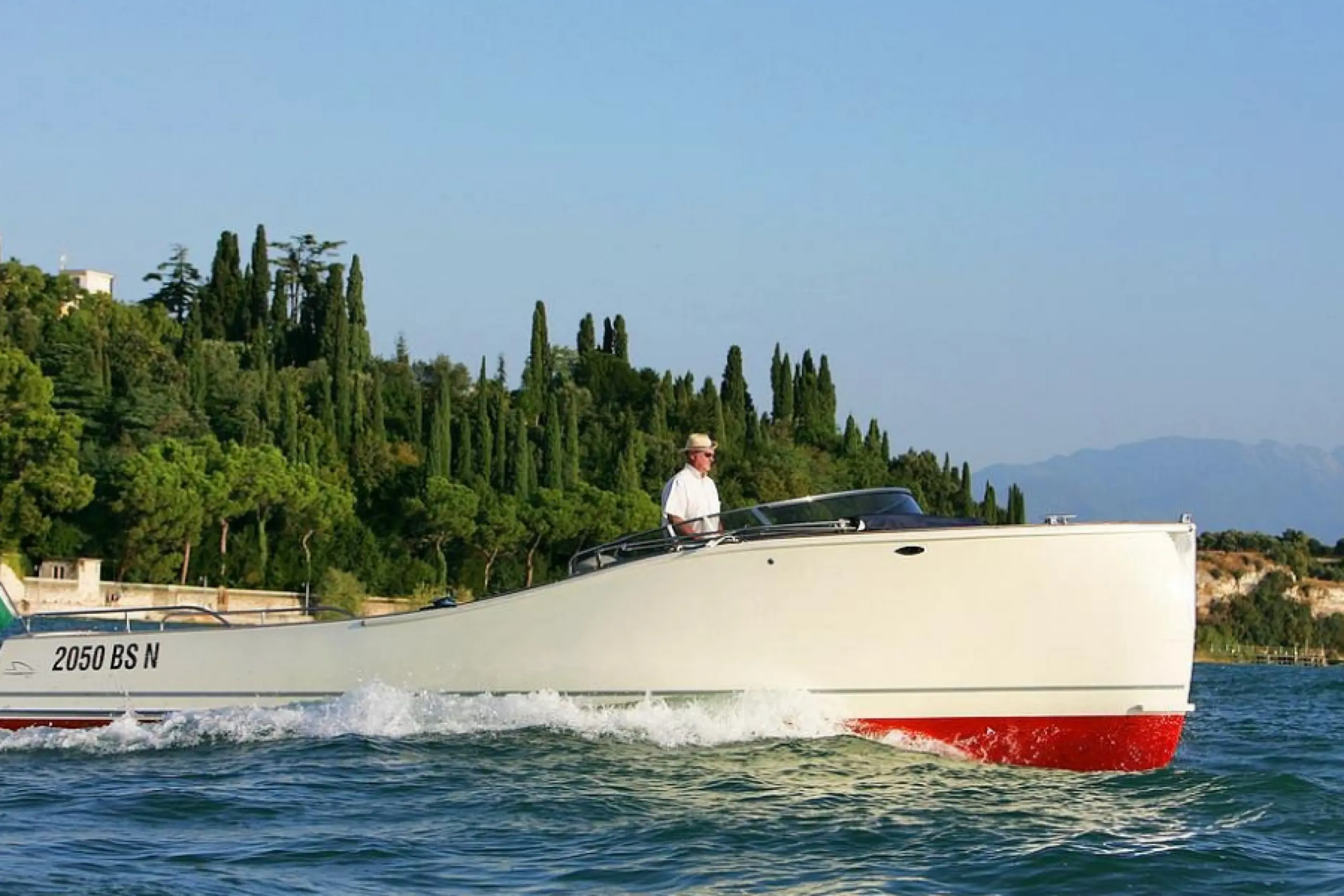 motoscafo sul lago di garda