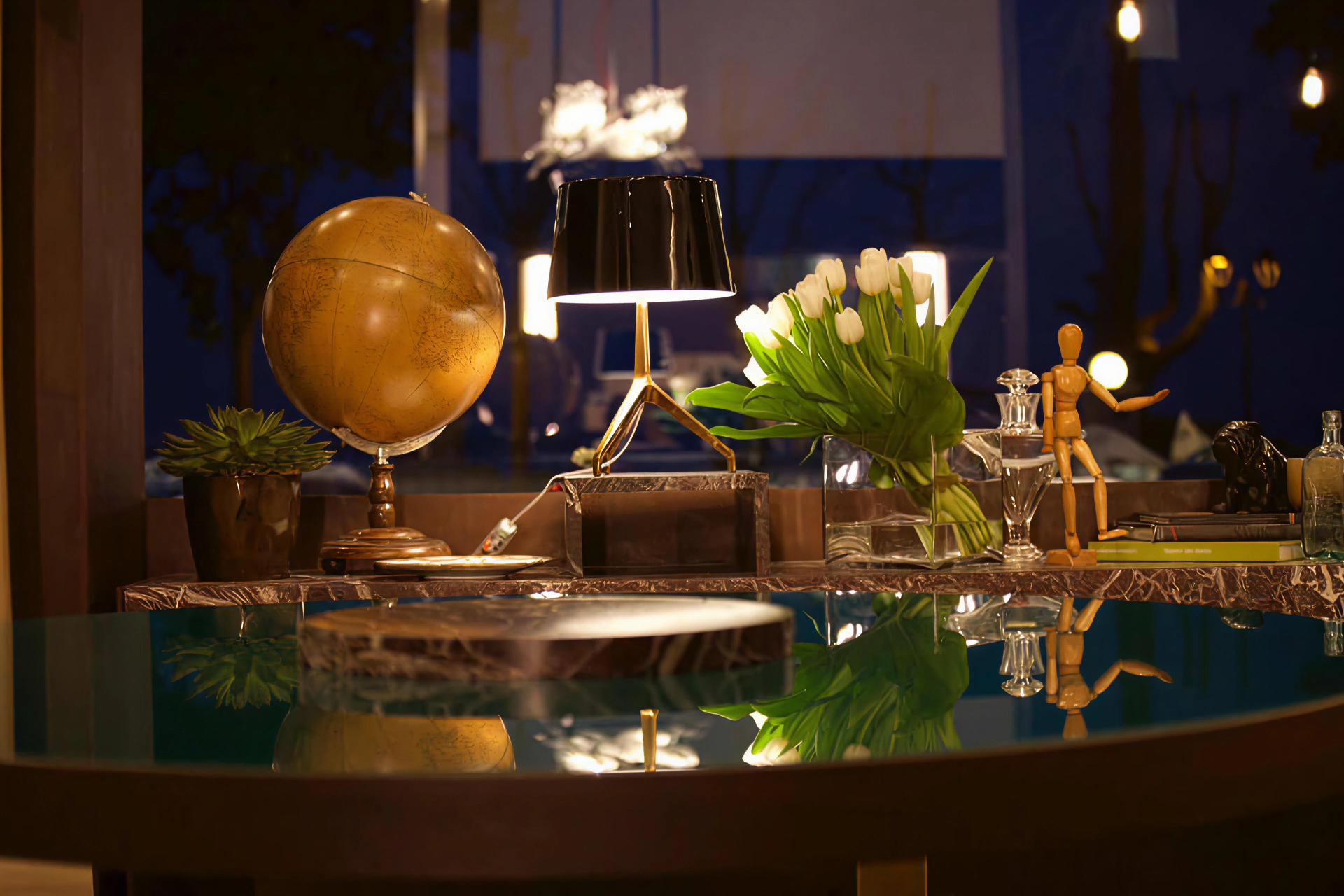 angolo lounge con mappamondo e tulipani hotel desenzano