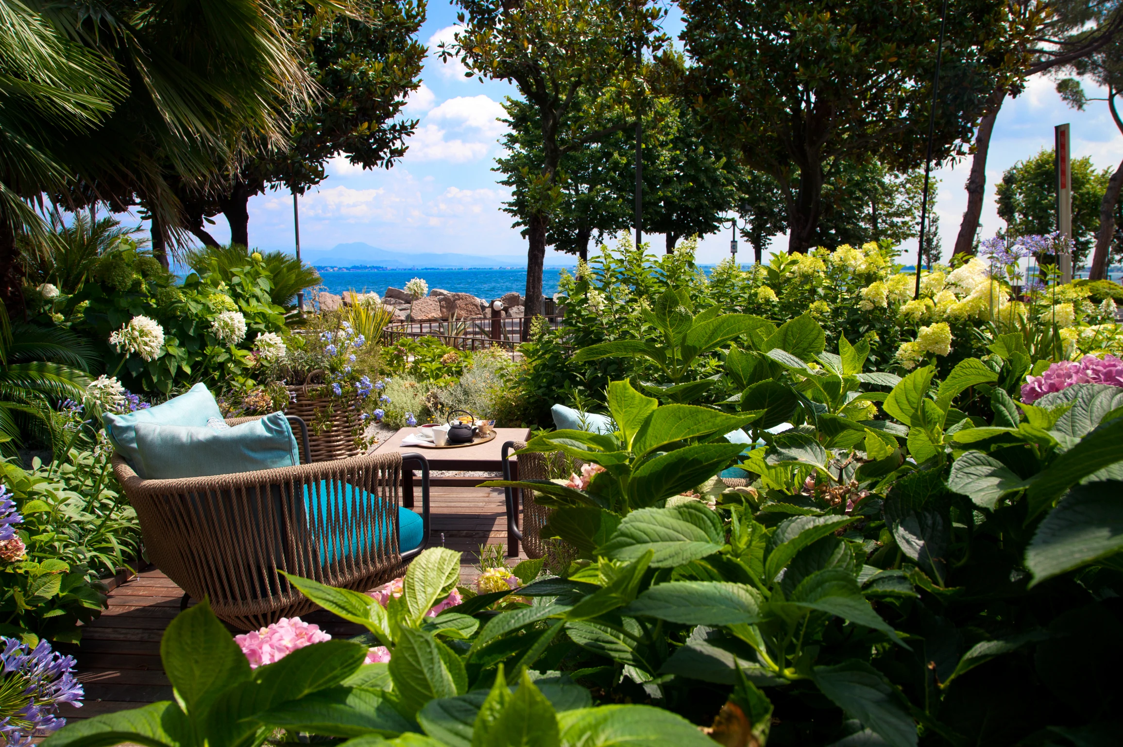 Rectangle 105 salotto in giardino tra le piante vista lago hotel desenzano