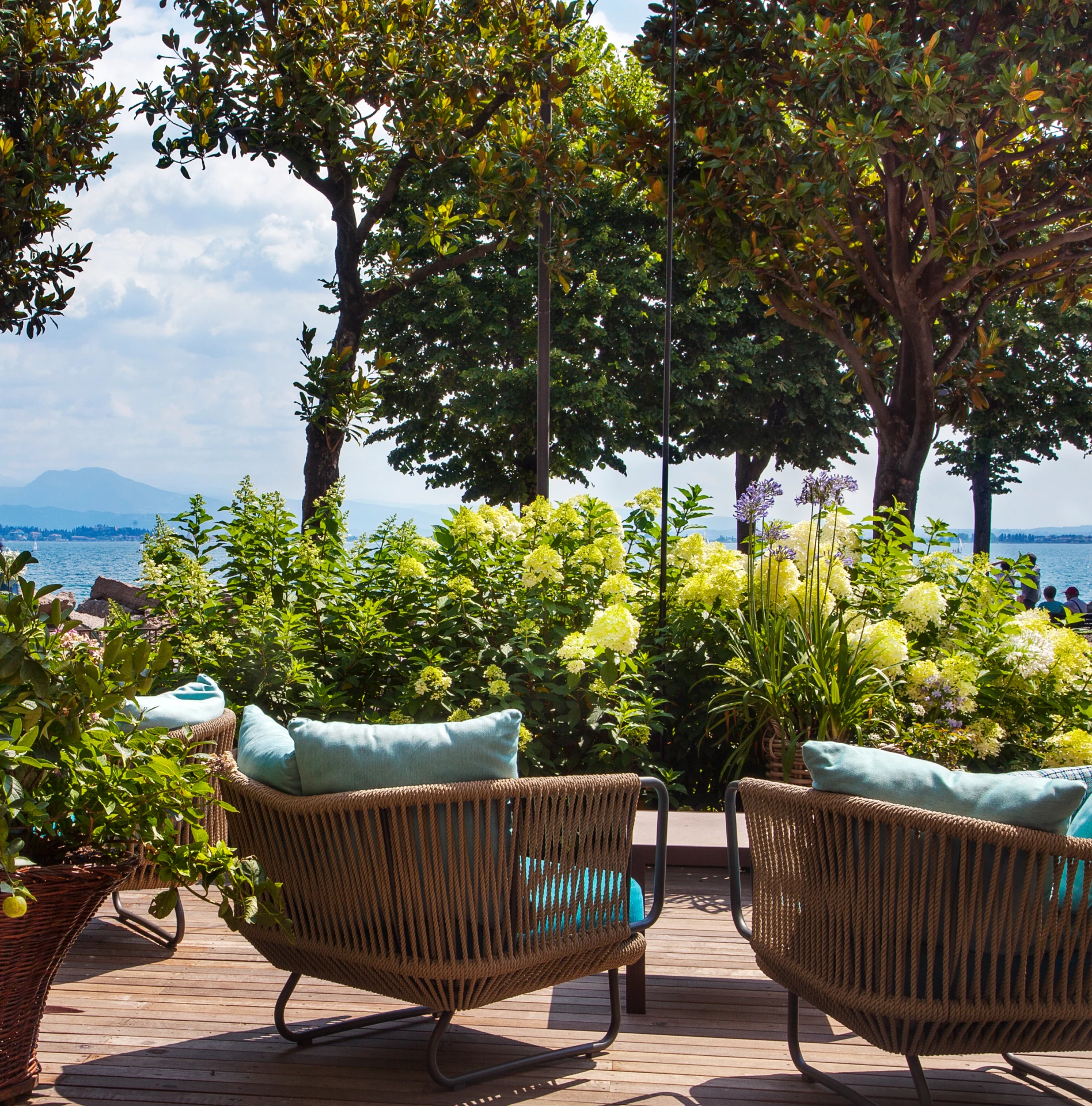 Rectangle 91 poltrone relax in giardino vista lago di garda