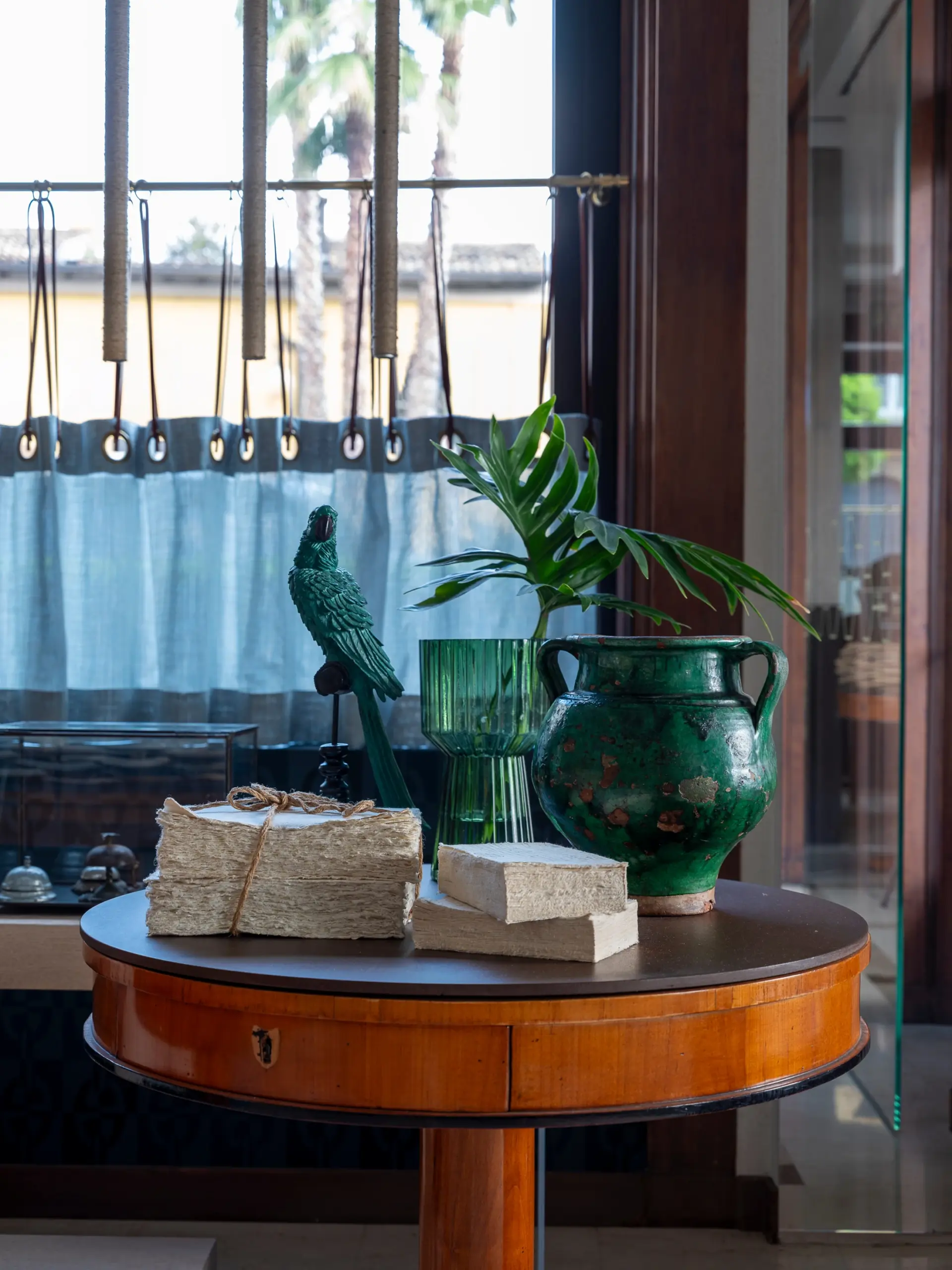 dettaglio lobby tavolo ceramiche park hotel desenzano