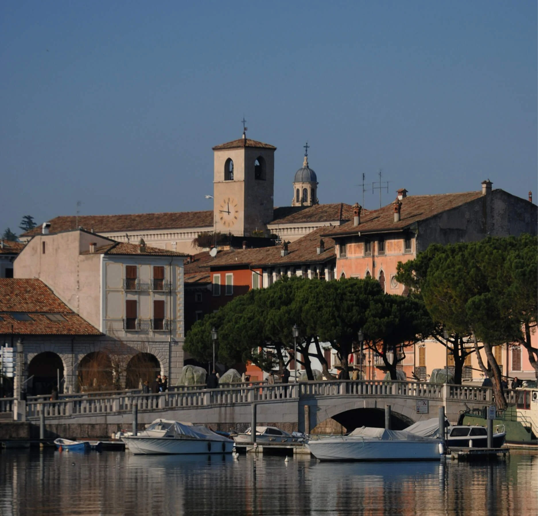 porto vecchio di desenzano al tramonto