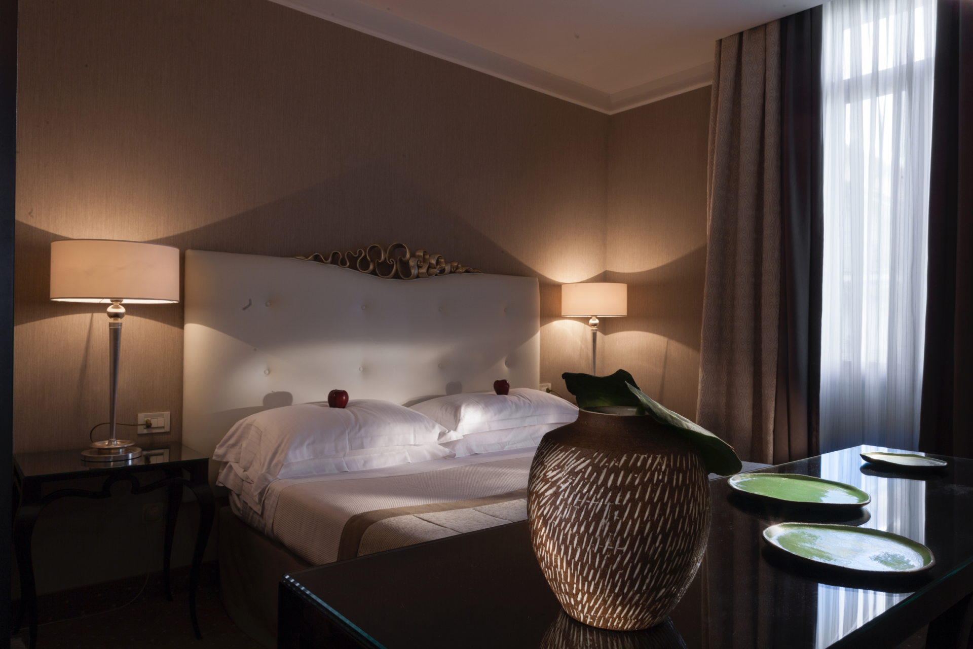 letto camera executive vista lago desenzano