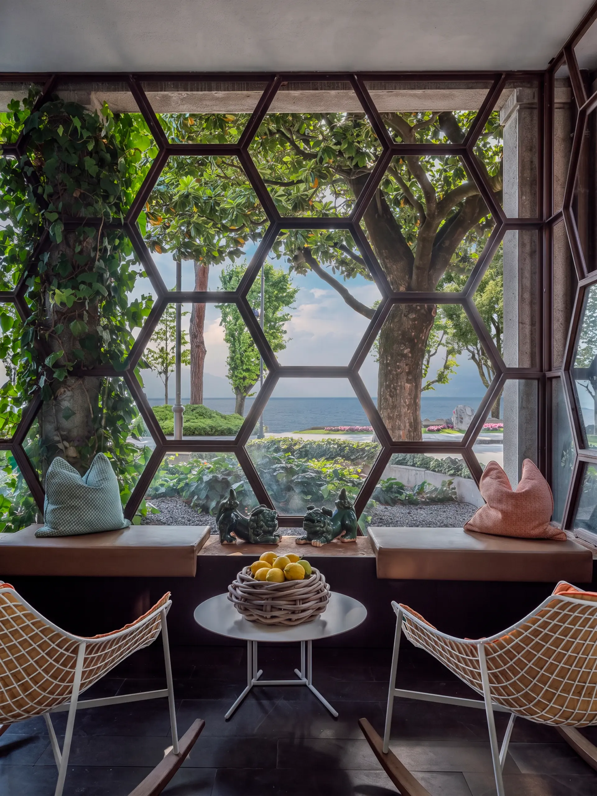 lounge vetrata esagonale vista lago park hotel desenzano