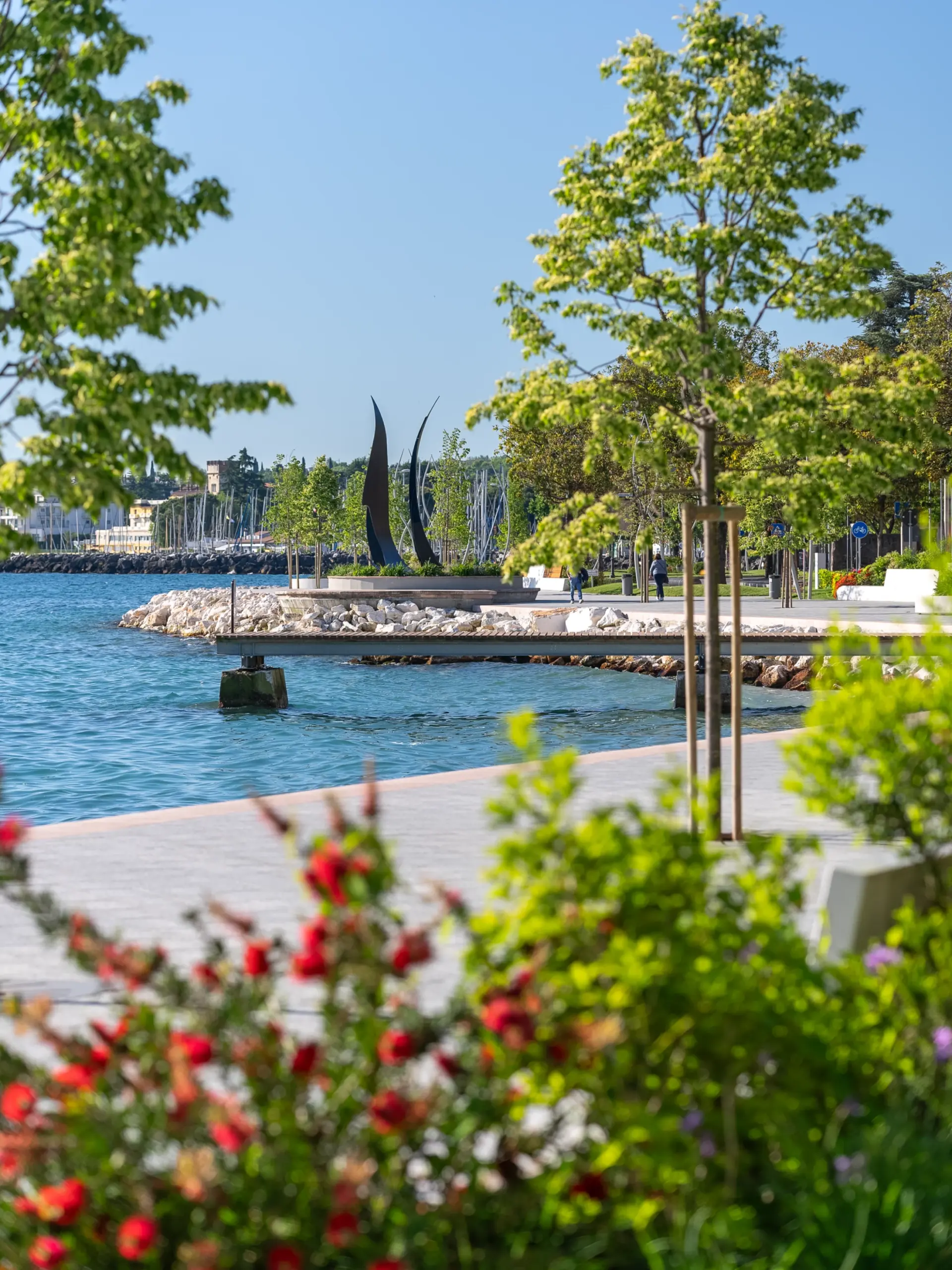 lungolago scultura fiori desenzano del garda