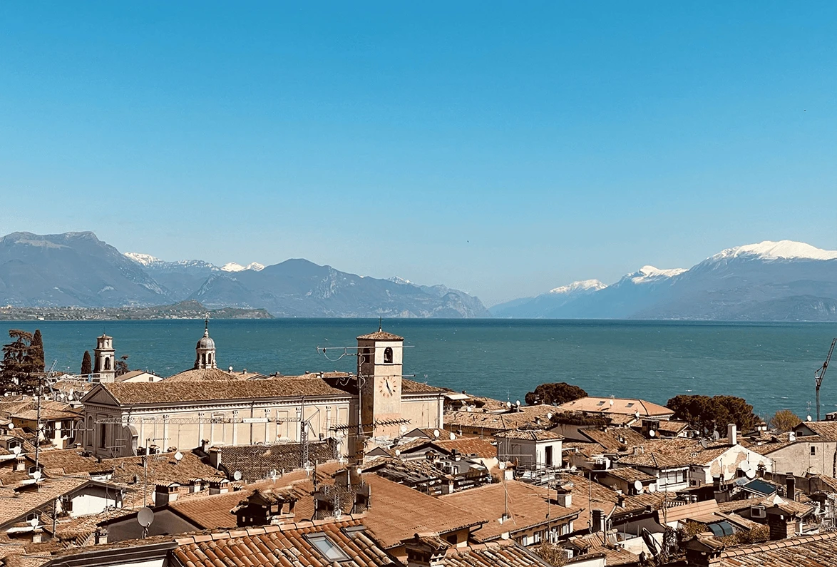 panorama desenzano del garda dal castello