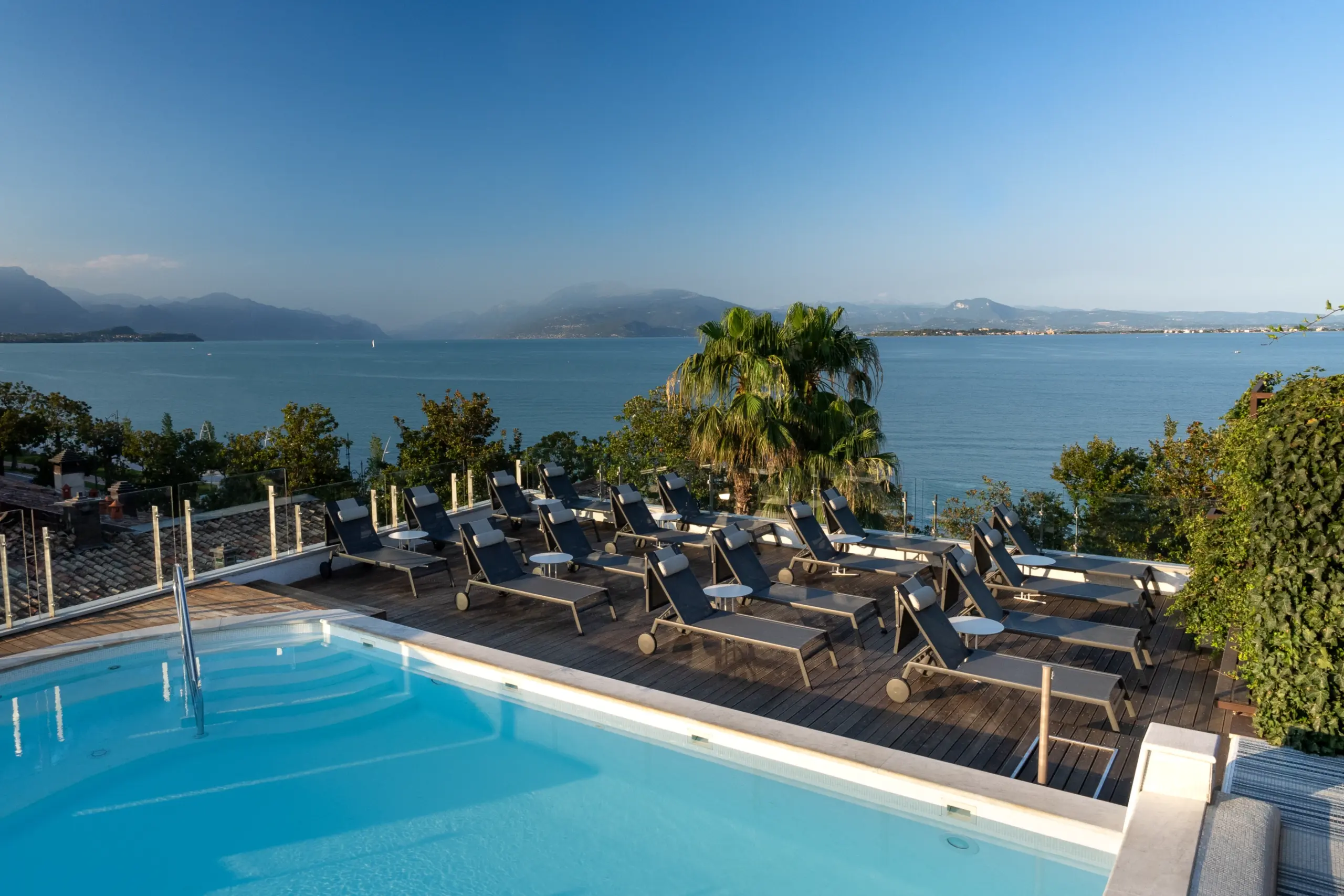 piscina lettini vista lago di garda park hotel desenzano