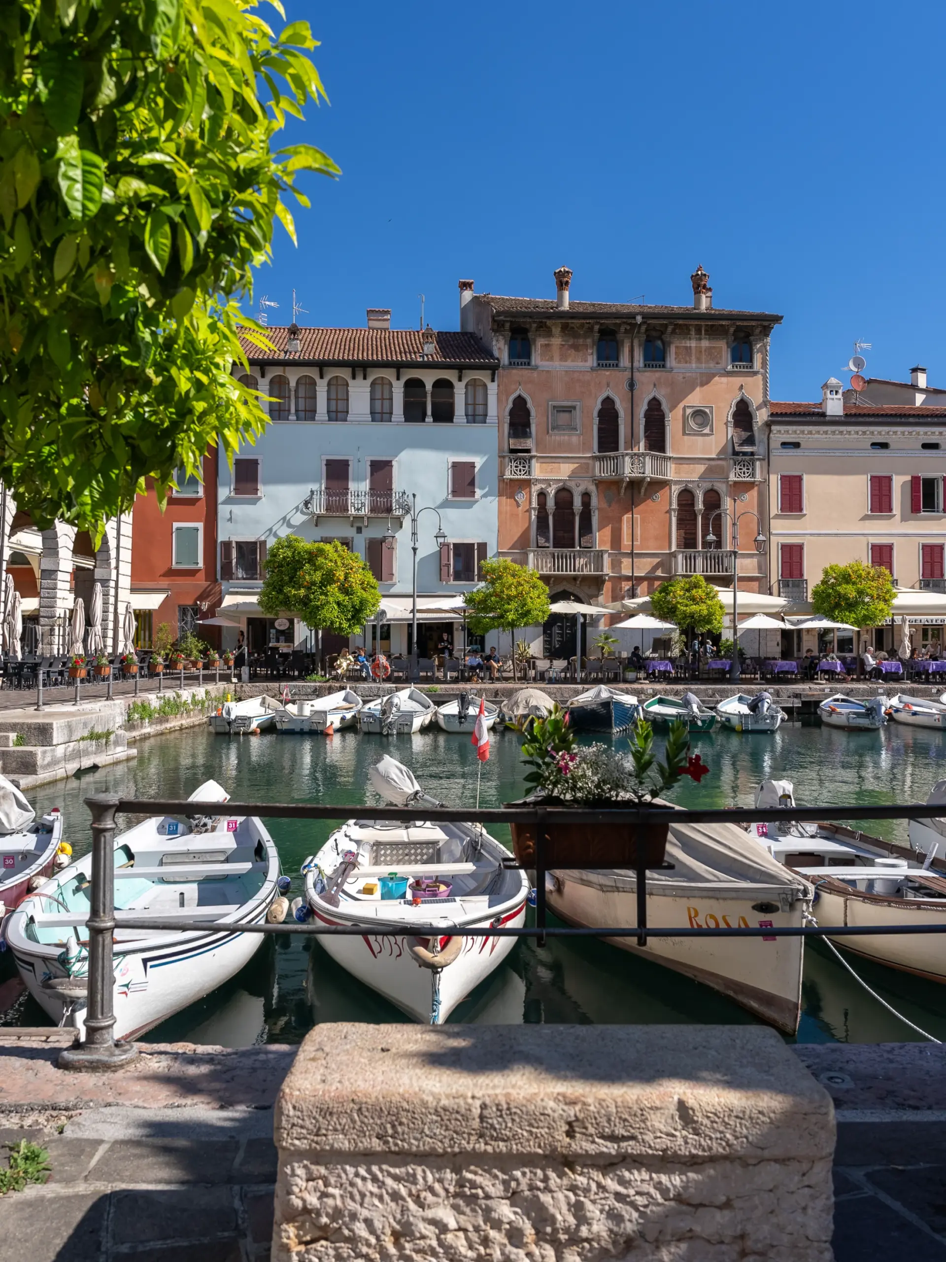 porto vecchio barche palazzi desenzano del garda