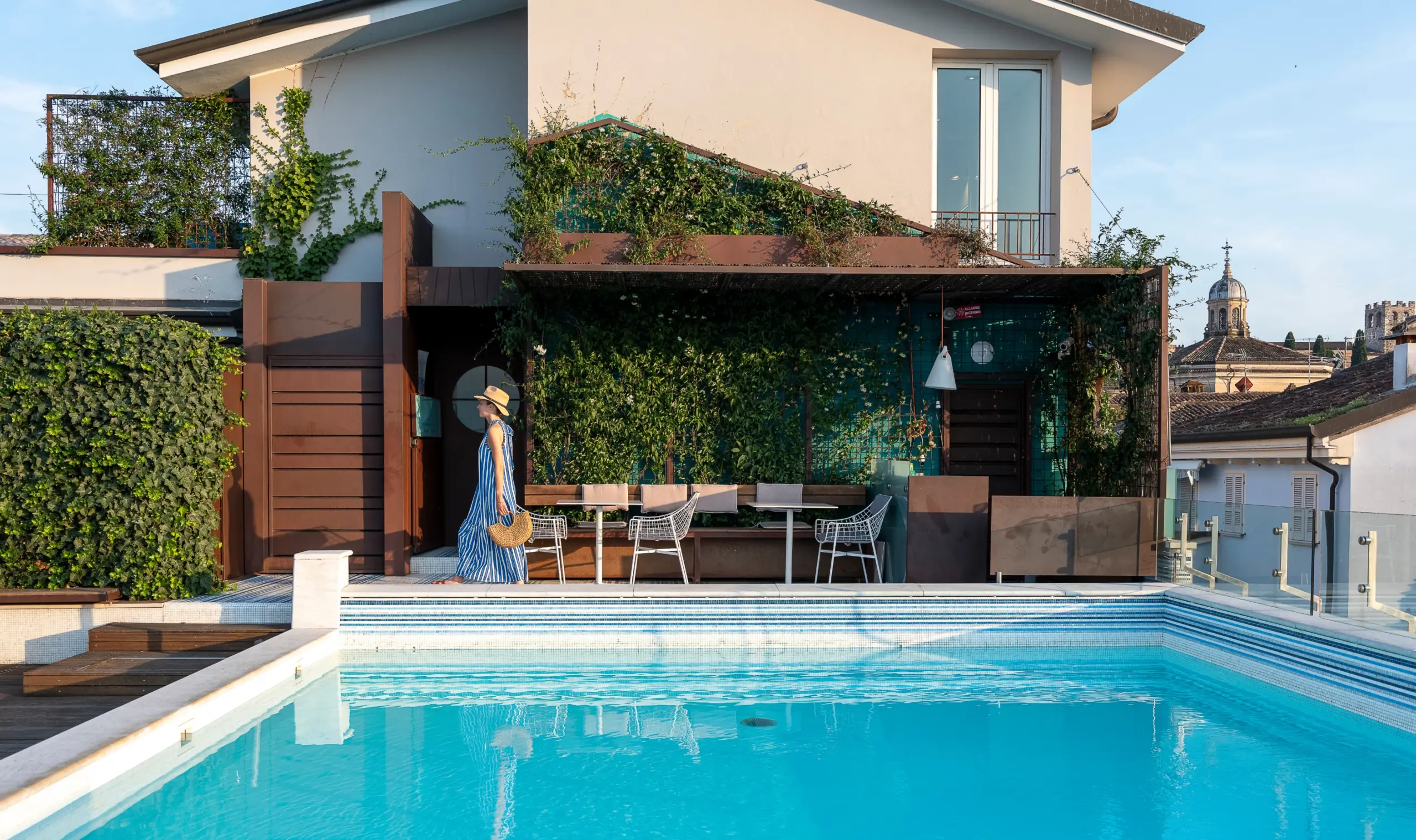 outdoor pool with vertical garden hotel Desenzano