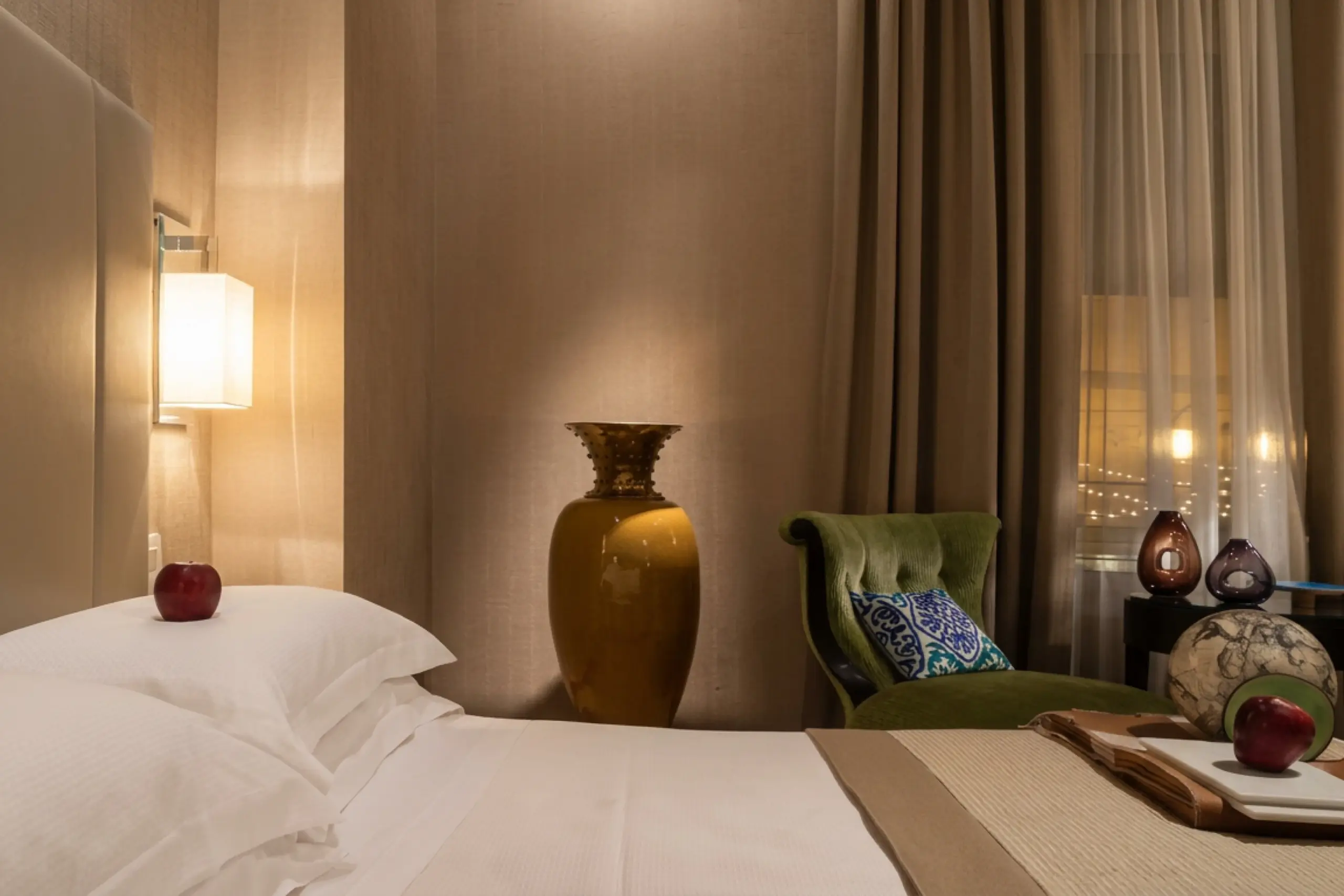 executive lake view room detail