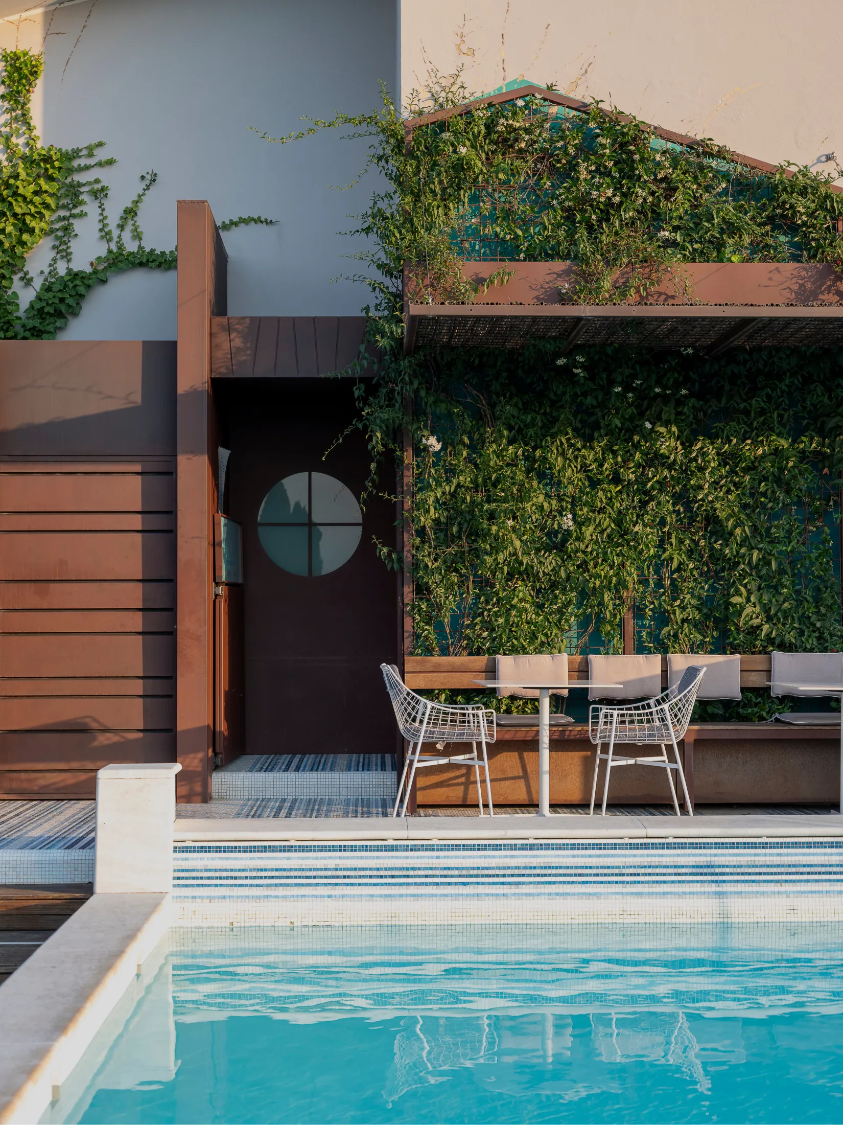 outdoor pool vertical garden hotel Desenzano