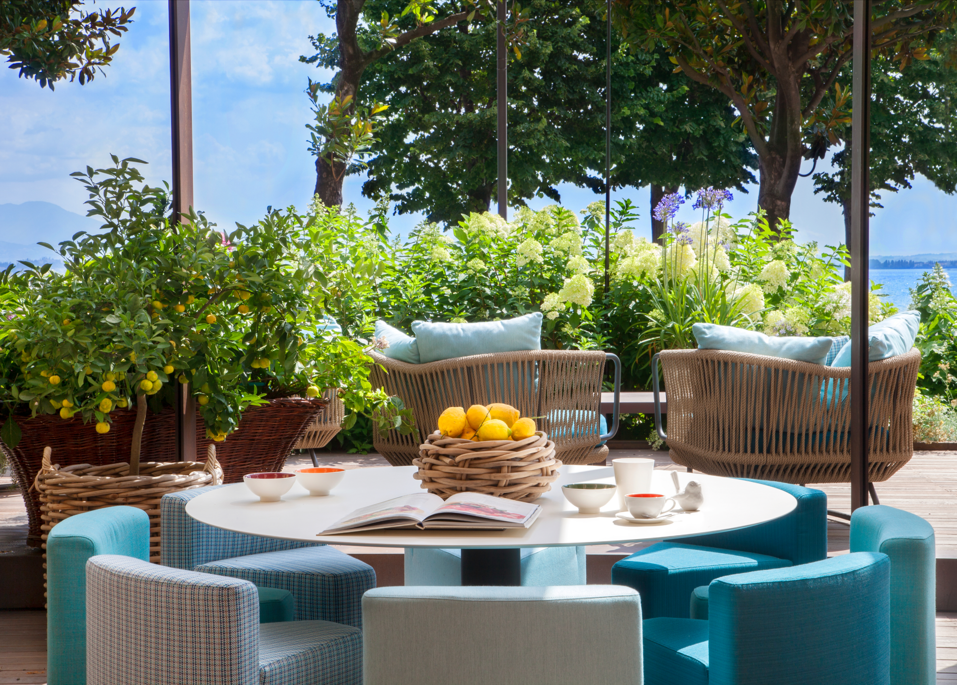 lounge with lake view hotel rooms Desenzano