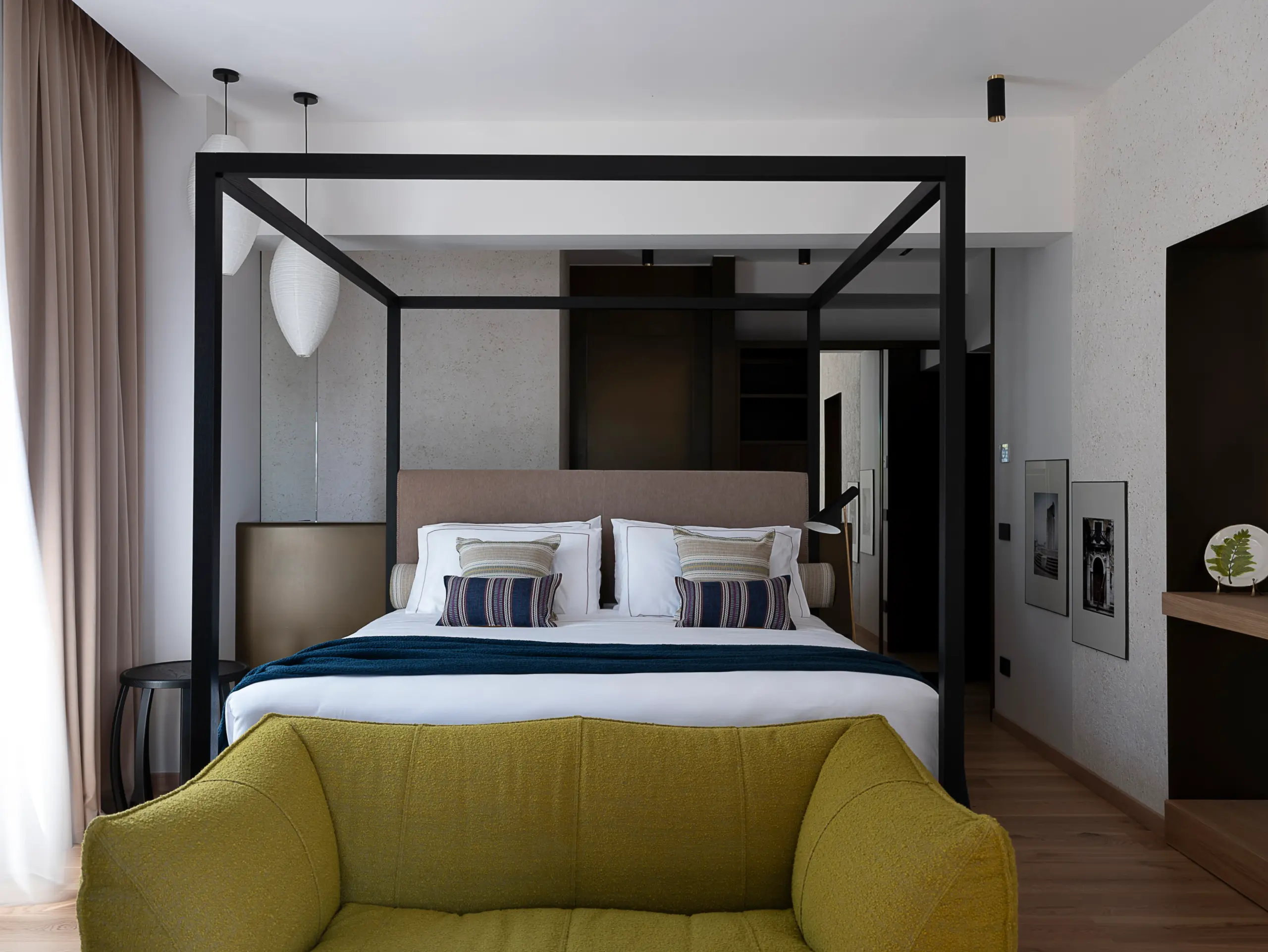 suite with canopy bed and sofa, front view, at Park Hotel