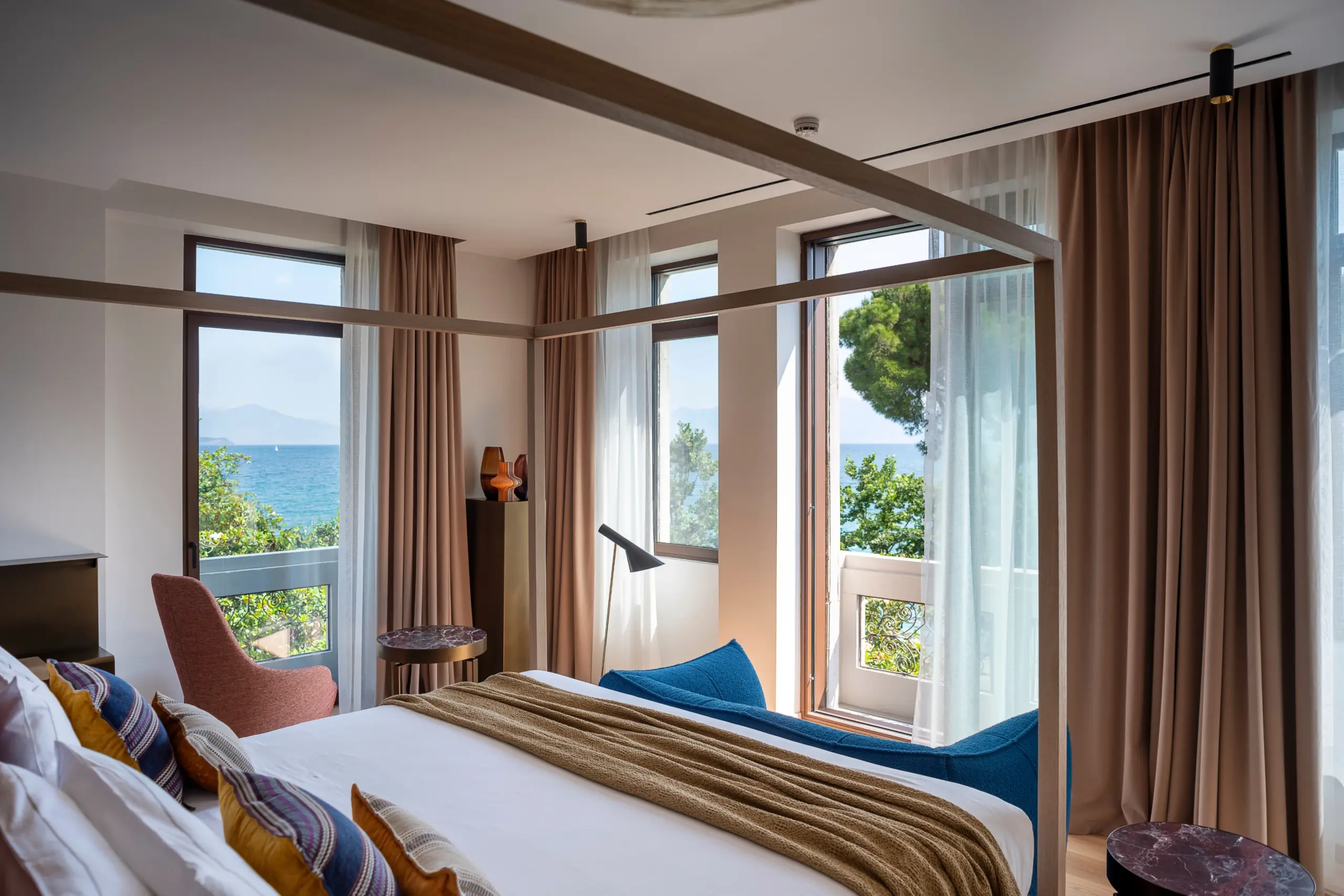 suite with canopy bed and lake view at Park Hotel Desenzano