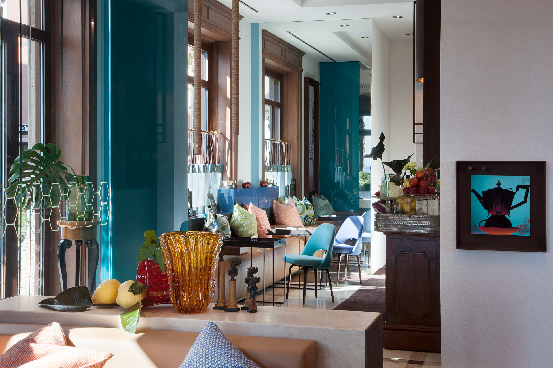 Lounge mit grünen Vorhängen und bunten Sesseln Hotel Desenzano