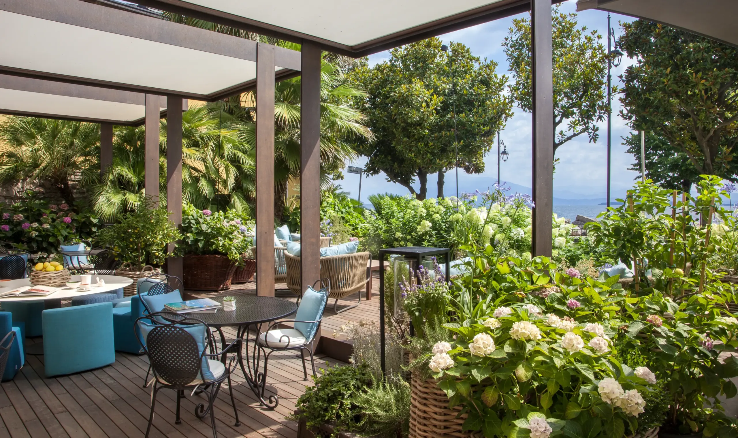 überdachte Gartenterrasse mit Hortensien Hotel Desenzano