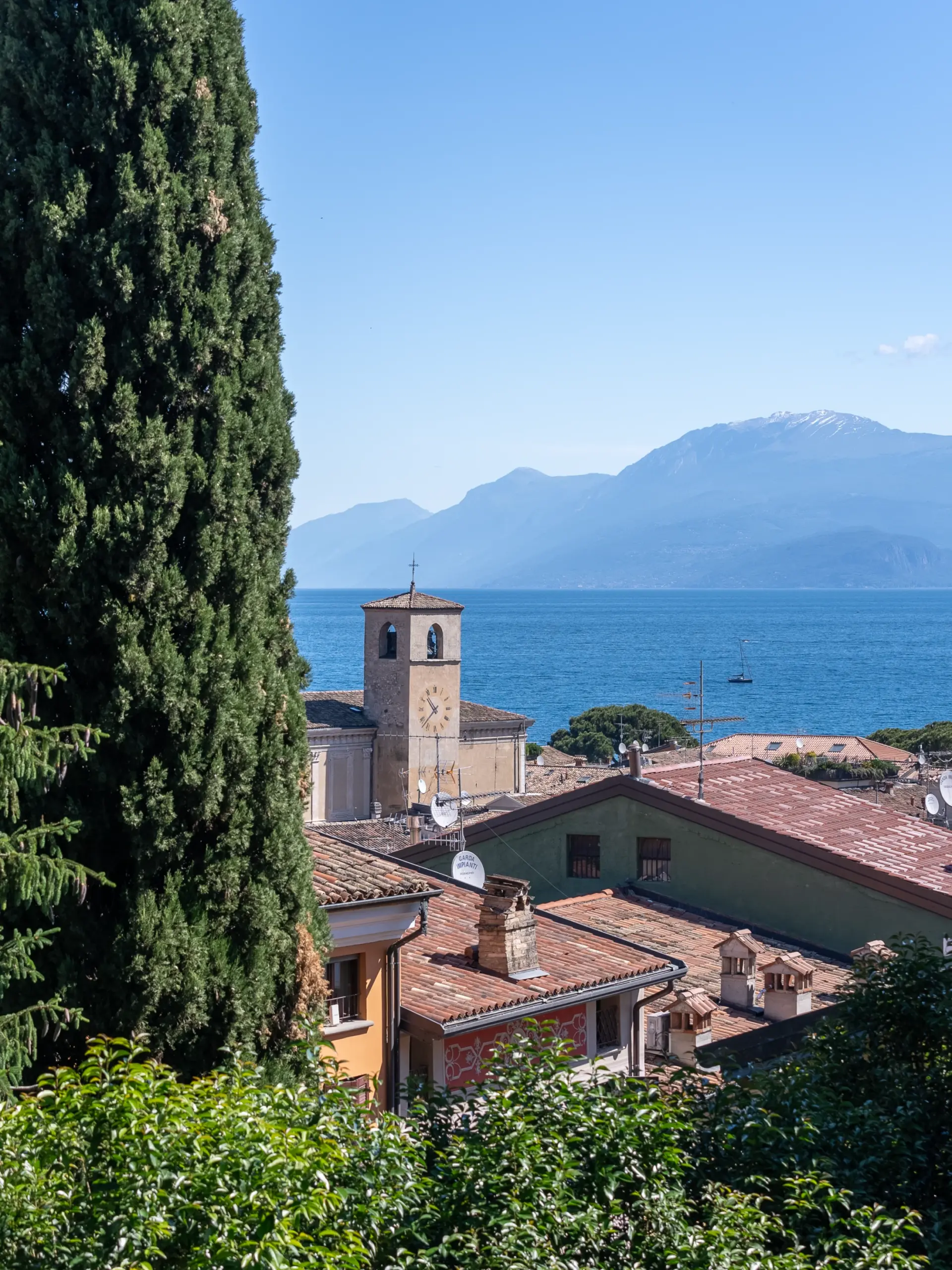 Glockenturm, Dächer und Zypresse mit Seeblick, Desenzano