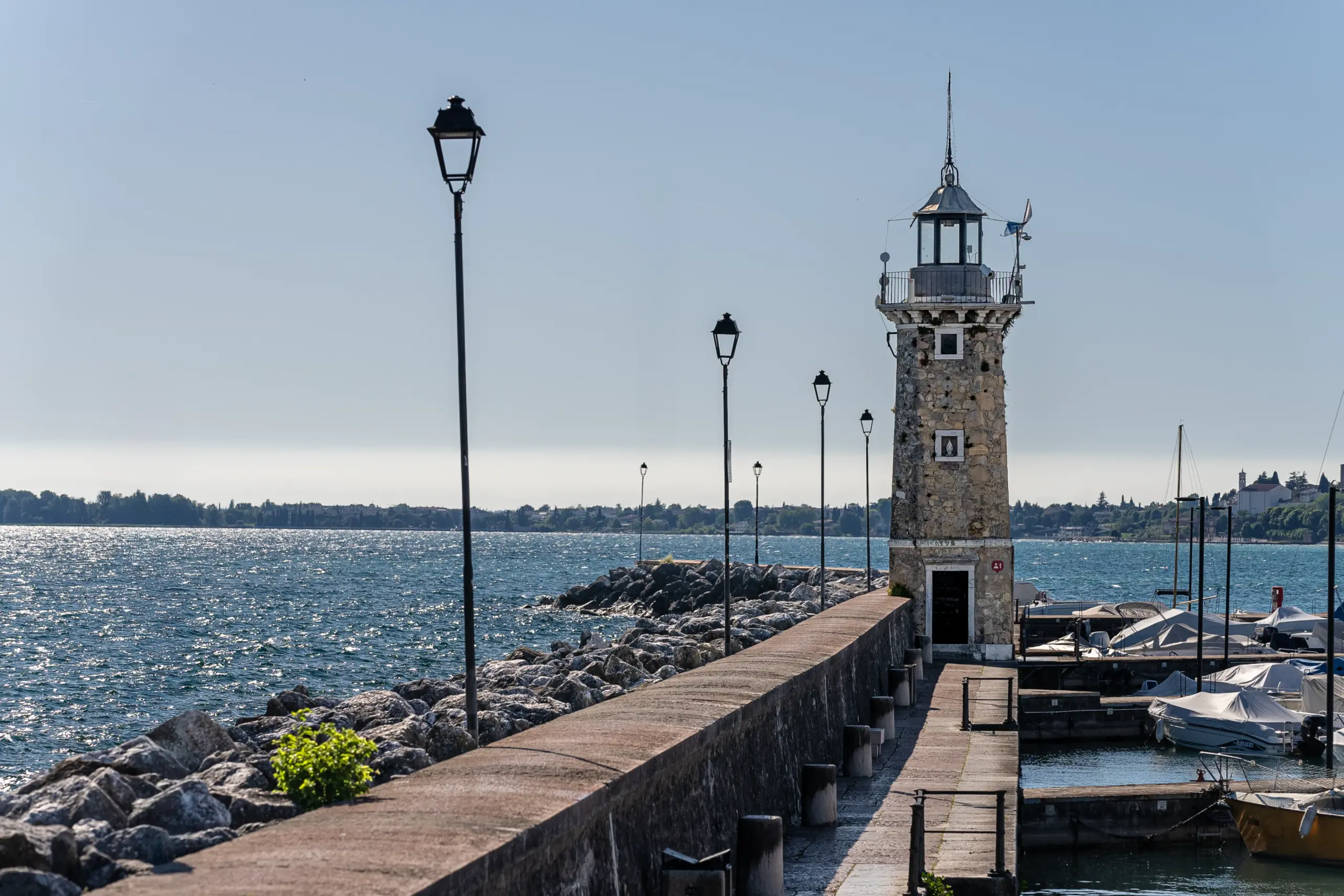 Leuchtturm auf der Mole im Hafen von Desenzano del Garda