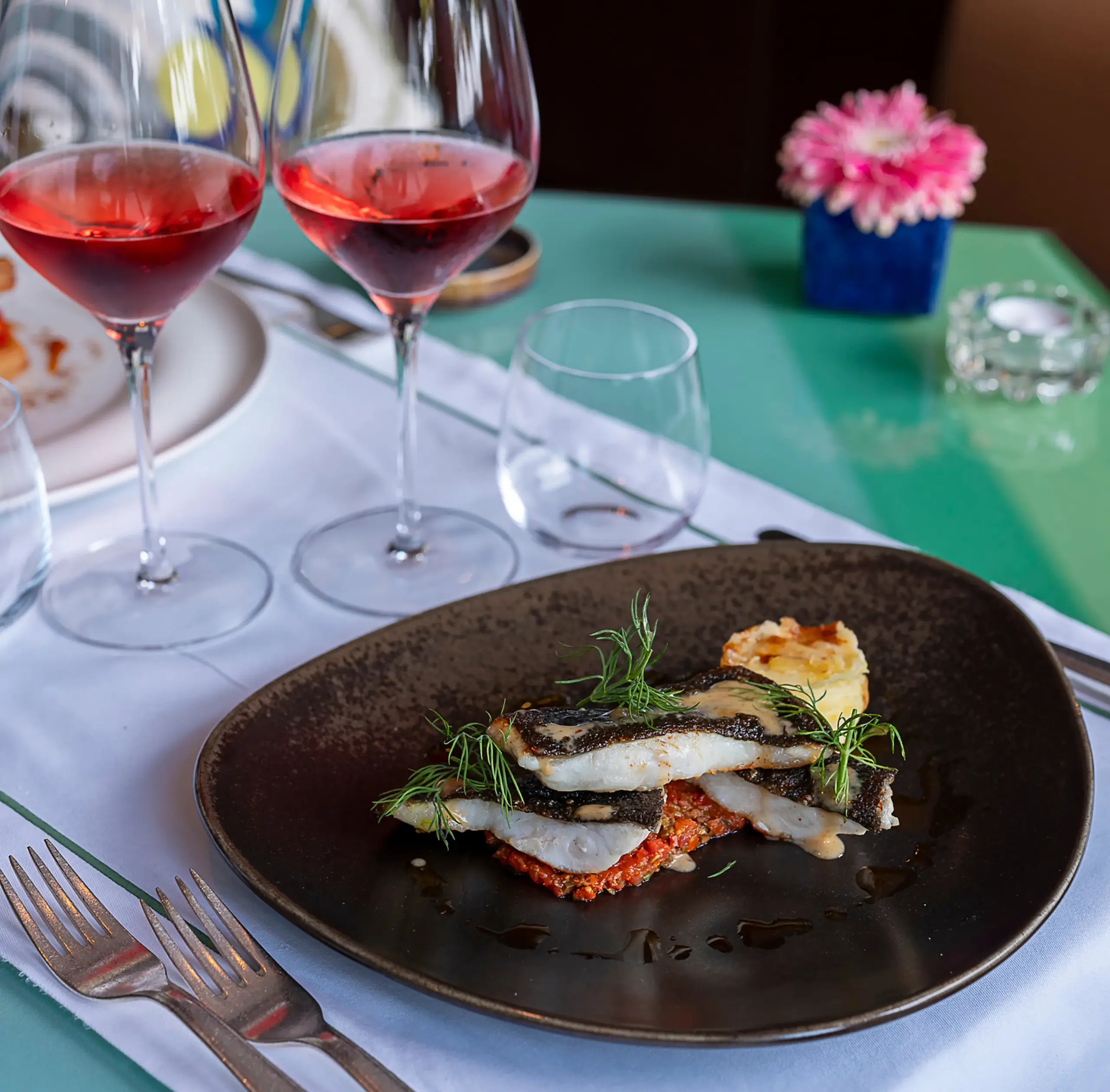 Fisch mit Dill und Weingläsern im Restaurant des Park Hotel Desenzano