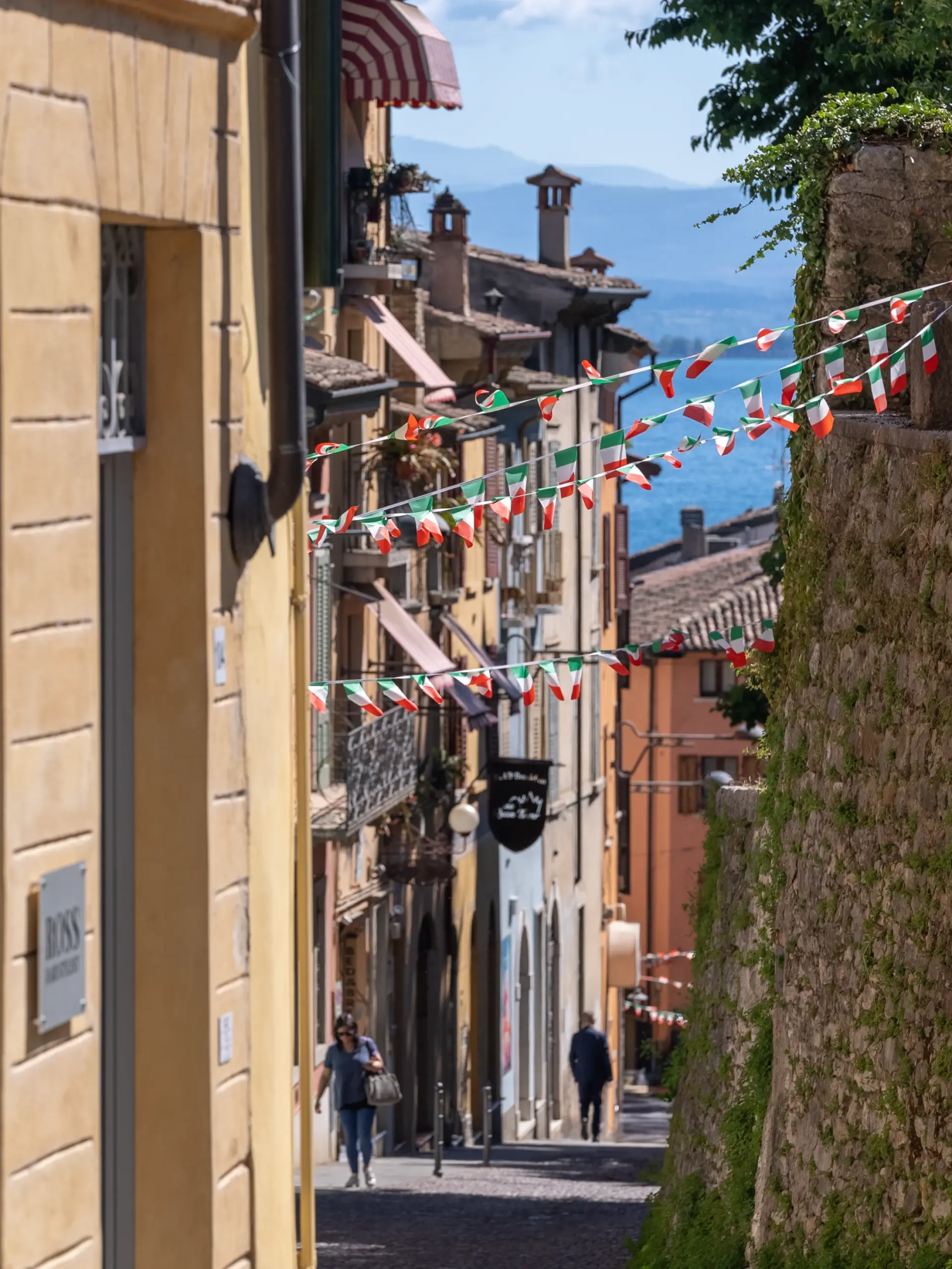 Gasse mit Fahnen in der Altstadt von Desenzano