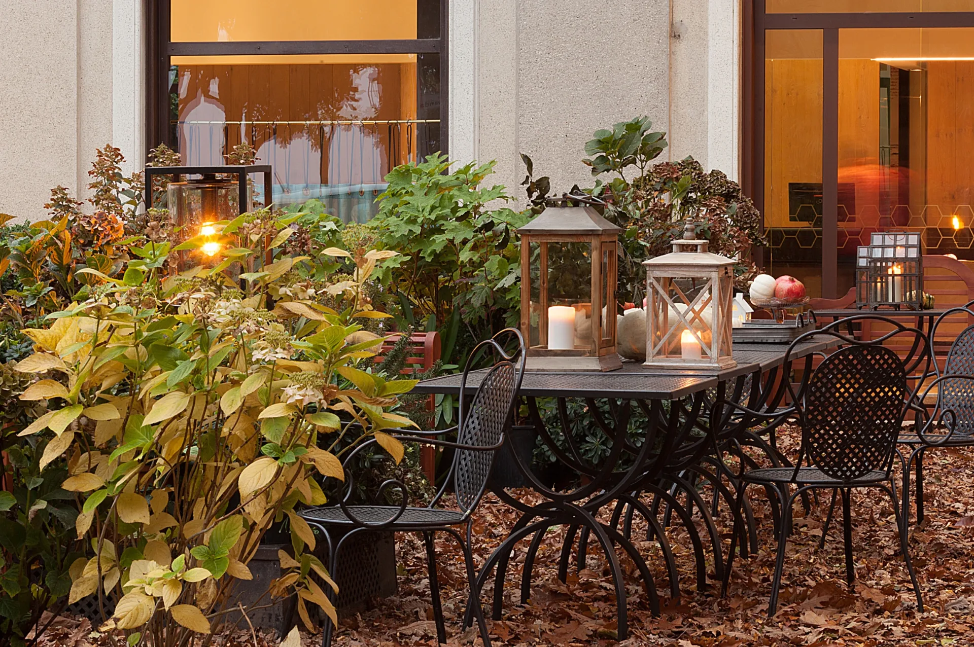 tavoli-in-giardino-con-lanterne-la-sera-hotel-desenzano tavoli in giardino con lanterne la sera hotel desenzano