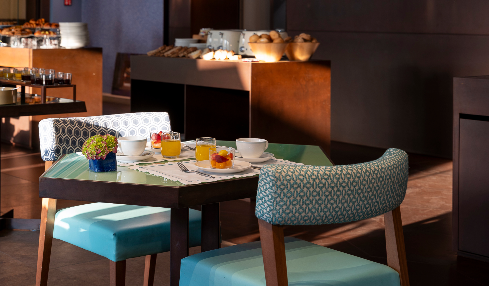 tavolo apparecchiato per colazione hotel desenzano
